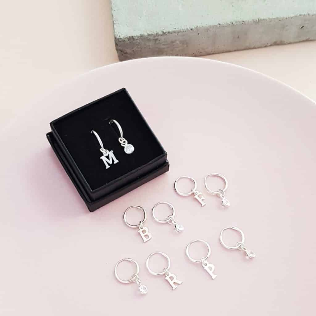 Arracada mini inicial + zirconia