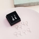 Arracada mini inicial + zirconia