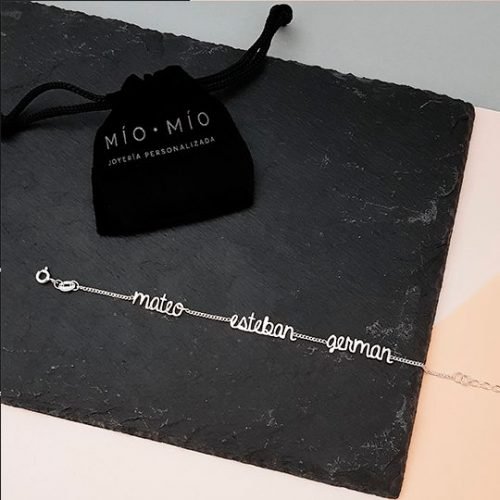 Pulsera script tres nombres