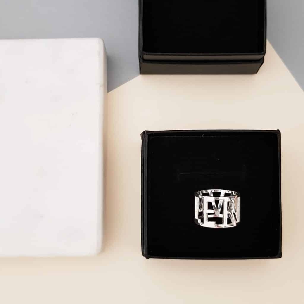 Anillo nombre bold calado