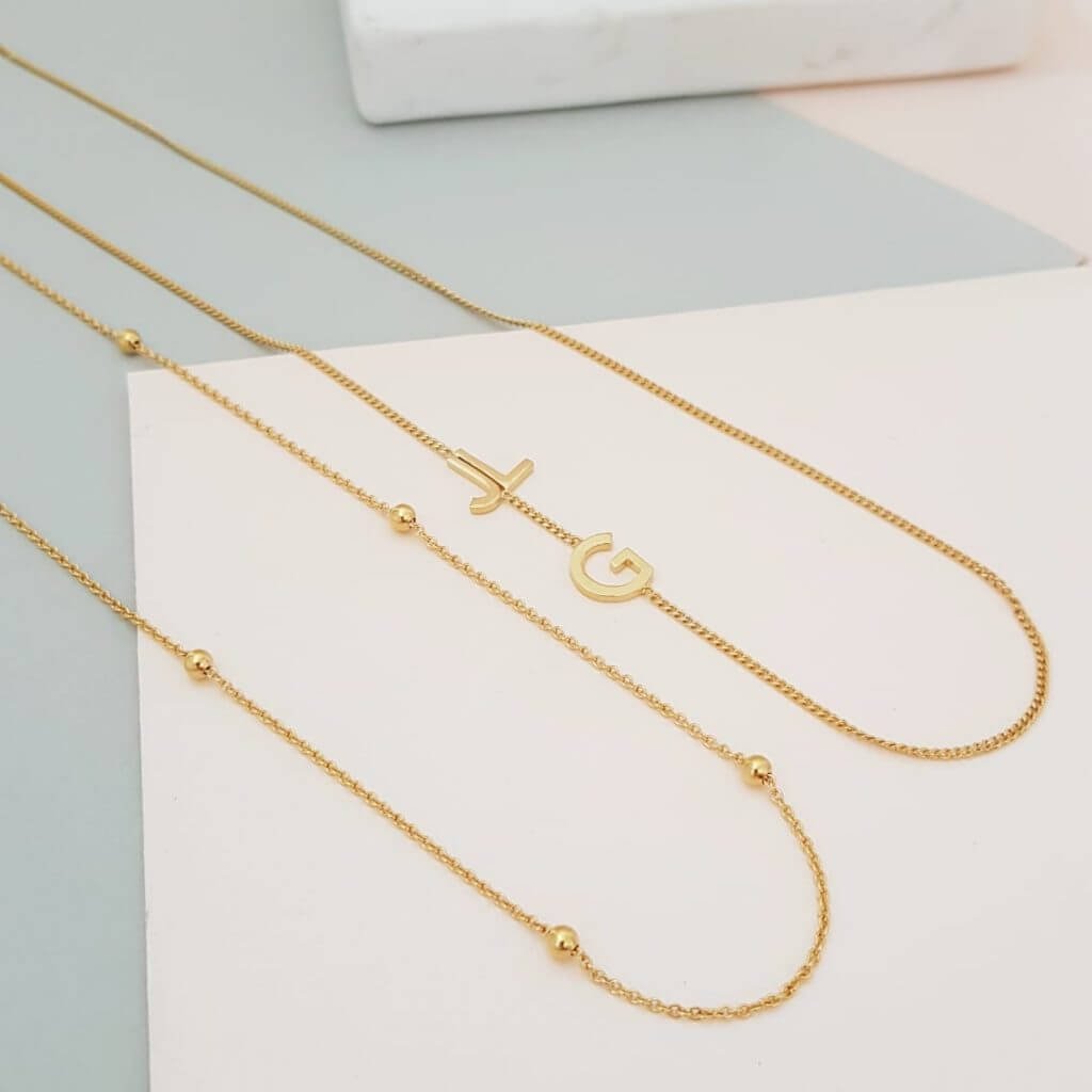 COLLAR BOLD INICIALES LATERAL