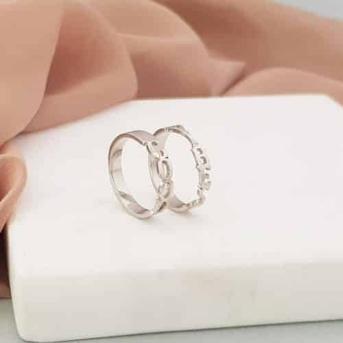 Anillo nombre serif vertical