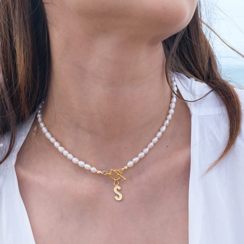 COLLAR PERLA + INICIAL FRAME