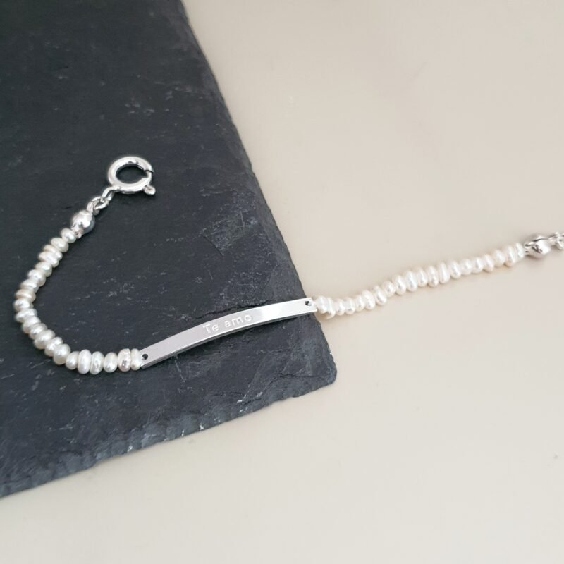 PULSERA PLACA DELGADA GRABADA PERLAS