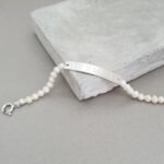 PULSERA PLACA GRABADA PERLAS