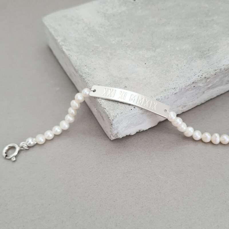 PULSERA PLACA GRABADA PERLAS